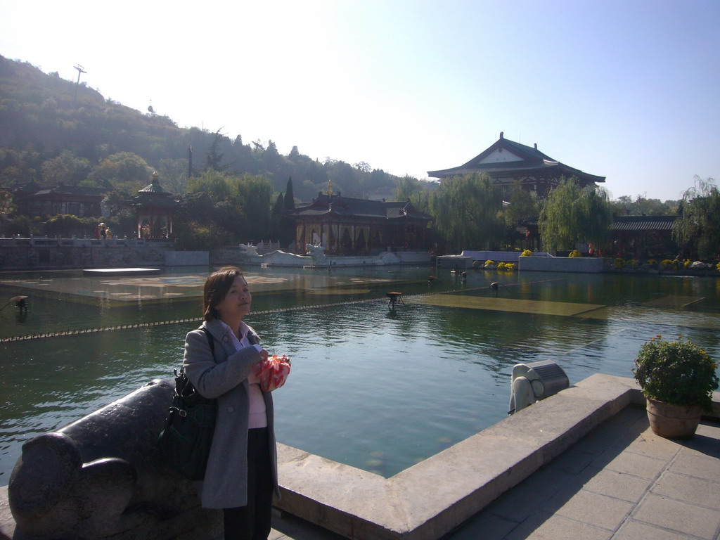 Miaomiao in front of the Nine-Dragon Lake at the Huaqing Hot Springs