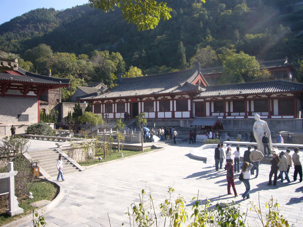 Buildings and a statue of Yang Guifei at the Huaqing Hot Springs