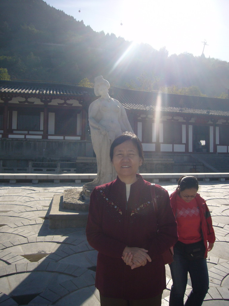 Miaomiao`s mother with a statue of Yang Guifei at the Huaqing Hot Springs