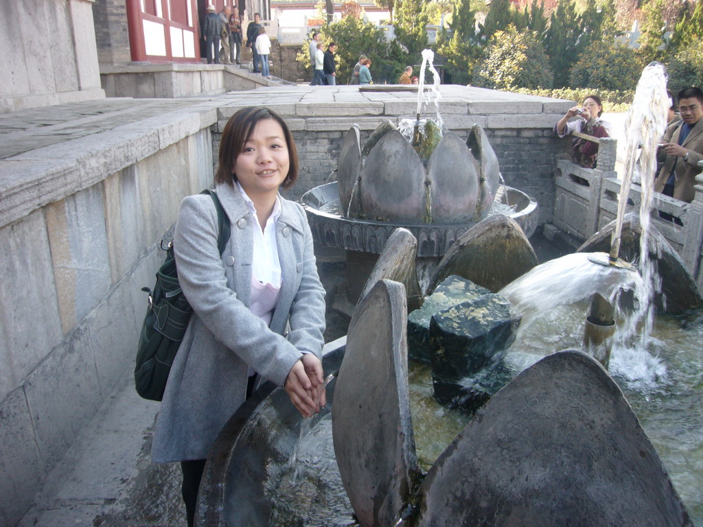 Miaomiao with a fountain at the Huaqing Hot Springs