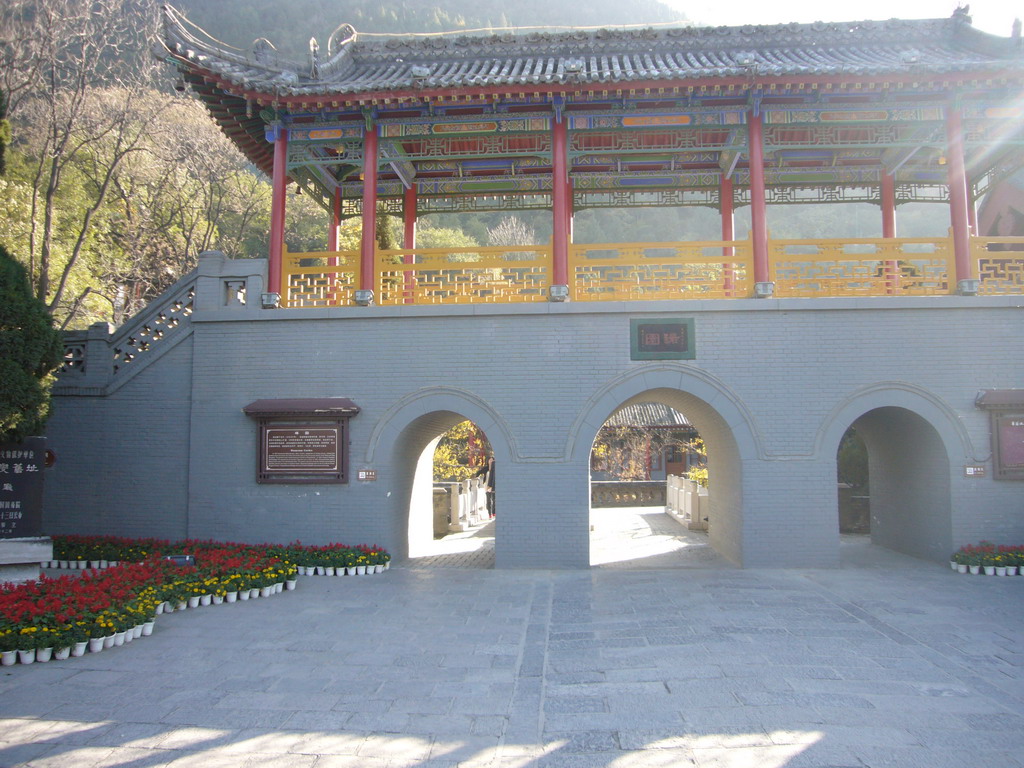 Gate to the garden at the Huaqing Hot Springs, with explanation