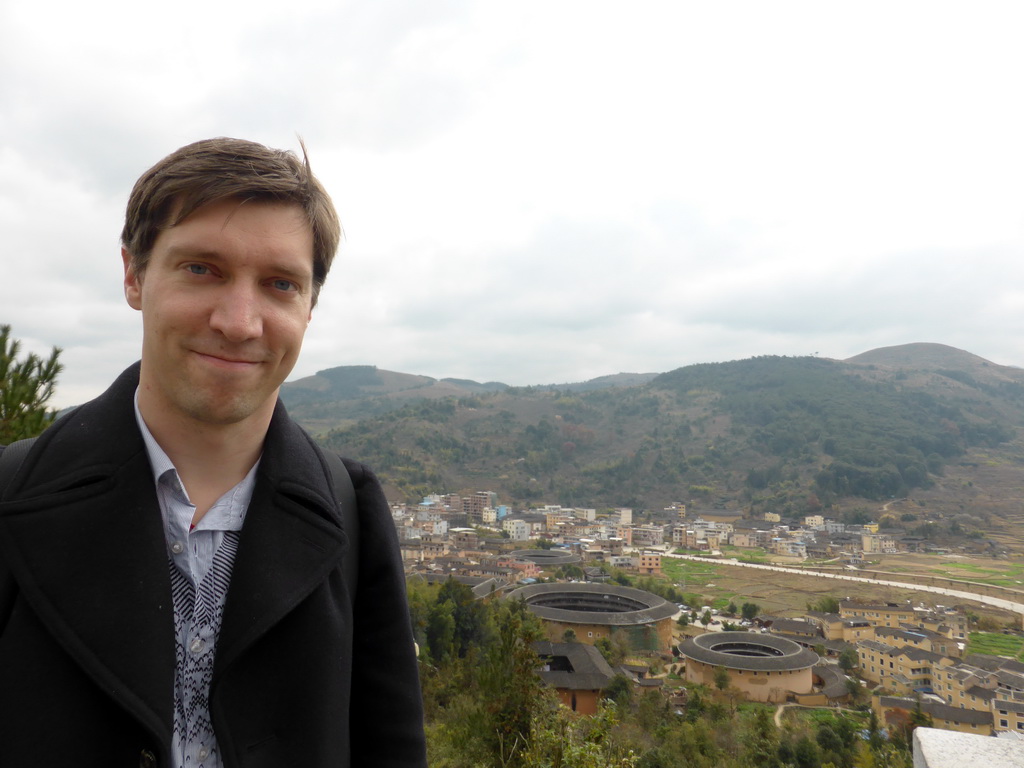 Tim at the Yongding Scenic Area viewing point, with a view on the Qiaofu Lou, Chengqi Lou, Shize Lou and Beichen Lou buildings of the Gaobei Tulou Cluster