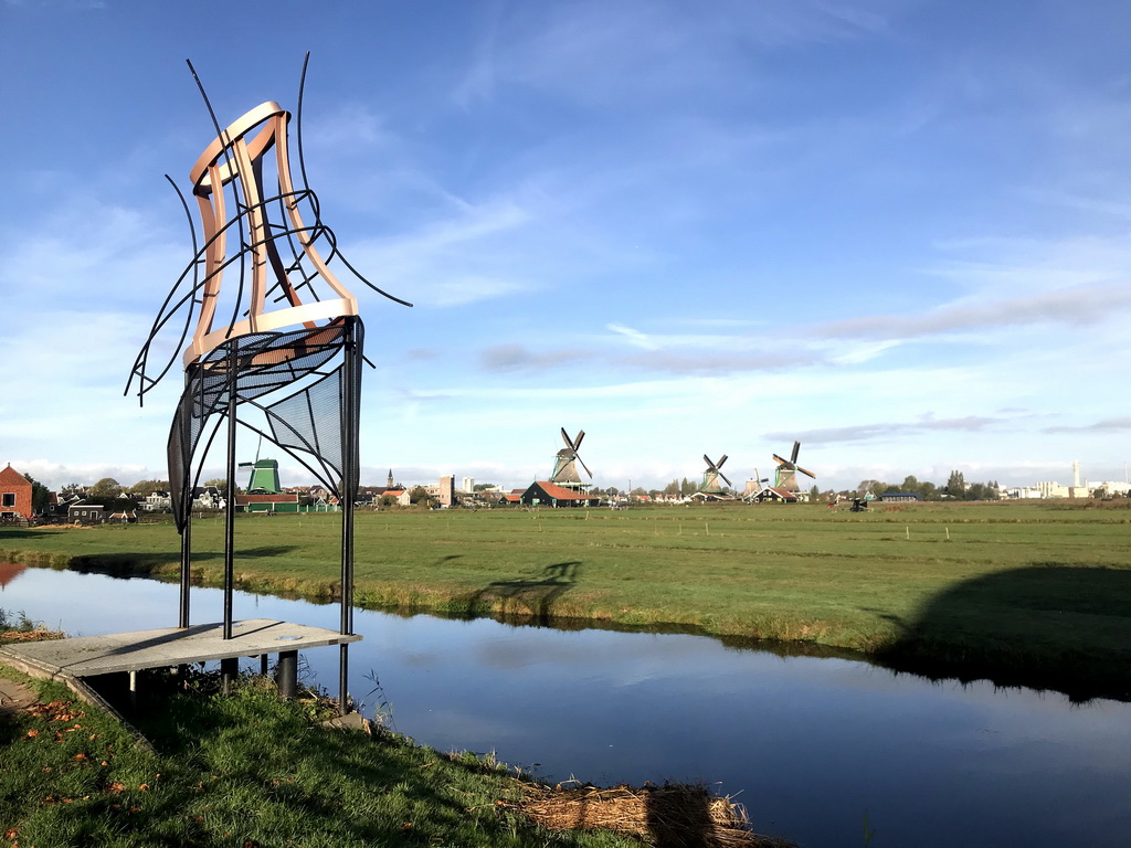 Piece of art at the Schansend street at the Zaanse Schans neighbourhood, with a view on the De Gekroonde Poelenburg, De Kat, Het Jonge Schaap, De Os and De Zoeker windmills, viewed from the Schansend street