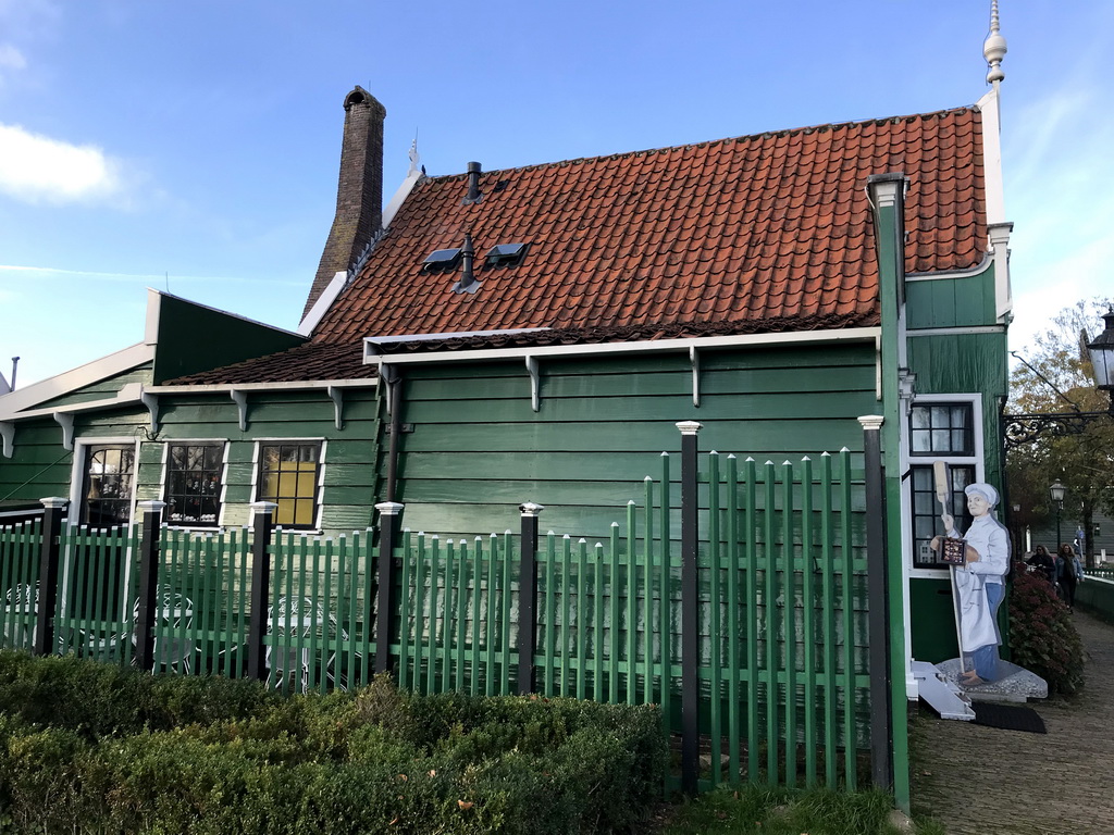 East side of the Gecroonde Duyvekater Bakery Museum at the Zeilenmakerspad street at the Zaanse Schans neighbourhood