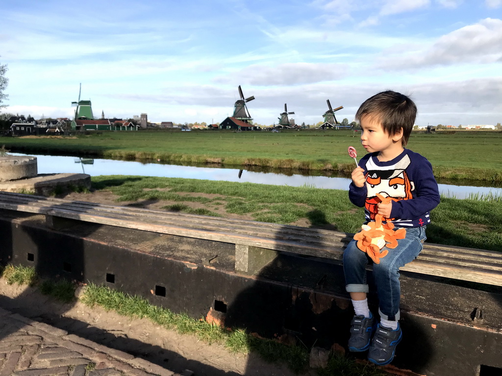 Max at the Schansend street at the Zaanse Schans neighbourhood, with a view on the De Gekroonde Poelenburg, De Kat, Het Jonge Schaap and De Zoeker windmills