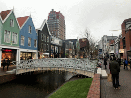Pedestrian bridge over the Gedempte Gracht canal, and the Saentoren tower