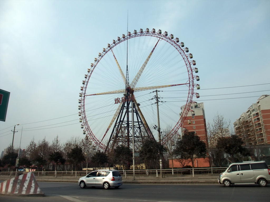 The Zhengzhou Ferris Wheel at Century Amusement Park, viewed from a car
