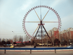 The Zhengzhou Ferris Wheel at Century Amusement Park, viewed from a car