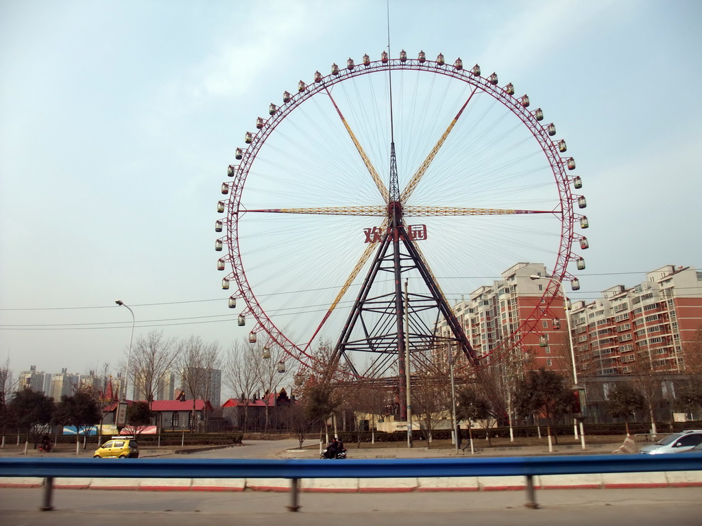 The Zhengzhou Ferris Wheel at Century Amusement Park, viewed from a car