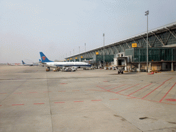 Airplanes at Zhengzhou Xinzheng International Airport, viewed from the airplane to Haikou