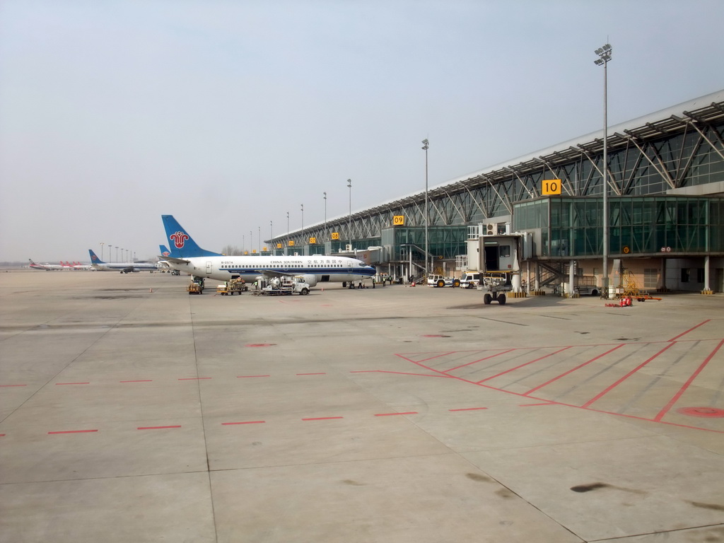 Airplanes at Zhengzhou Xinzheng International Airport, viewed from the airplane to Haikou