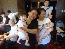 Miaomiao, Max and Miaomiao`s family at the Yufengyuan Jindingdian restaurant