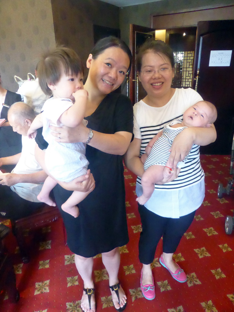 Miaomiao, Max and Miaomiao`s family at the Yufengyuan Jindingdian restaurant