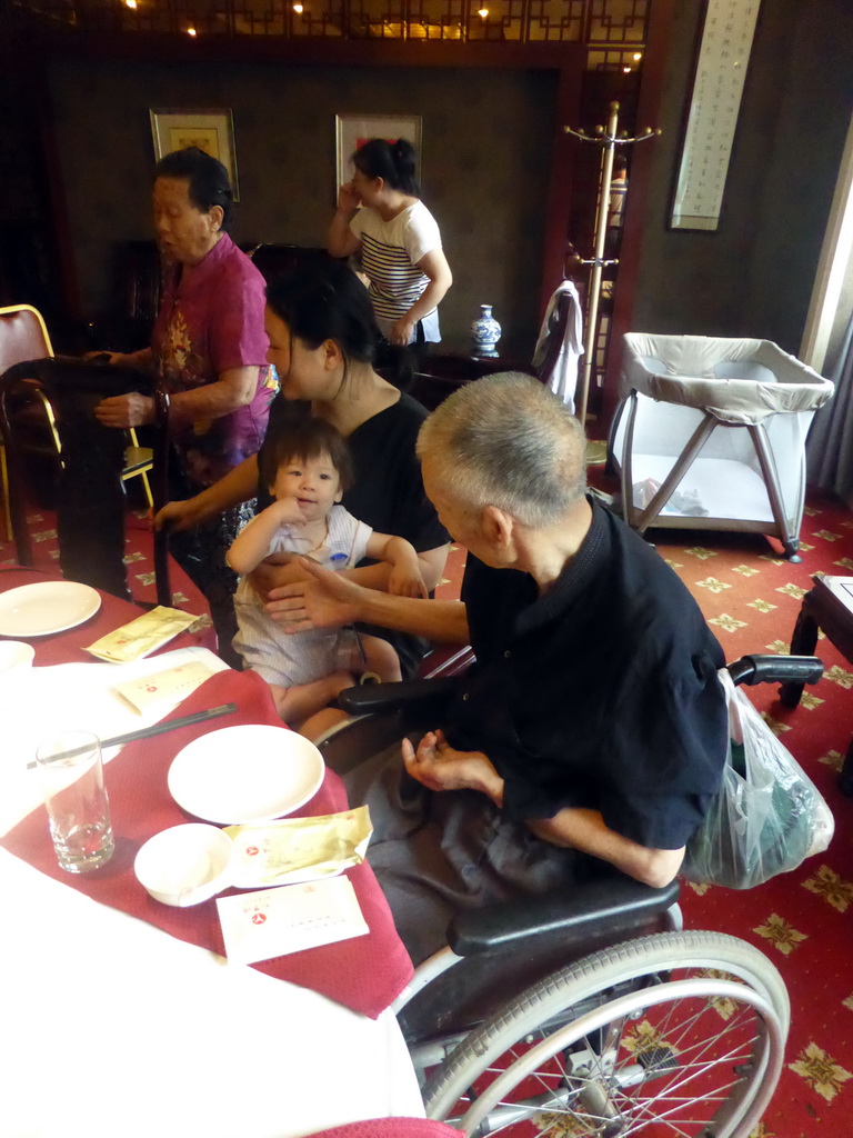 Miaomiao, Max and Miaomiao`s grandparents and cousin at the Yufengyuan Jindingdian restaurant
