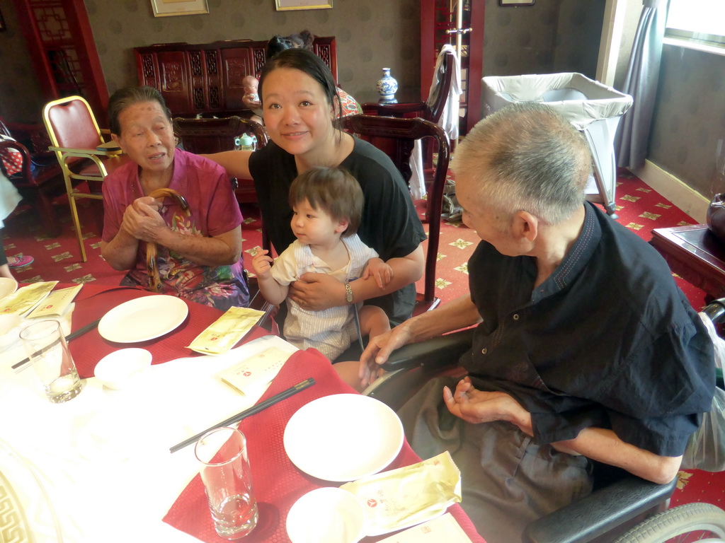 Miaomiao, Max and Miaomiao`s grandparents at the Yufengyuan Jindingdian restaurant