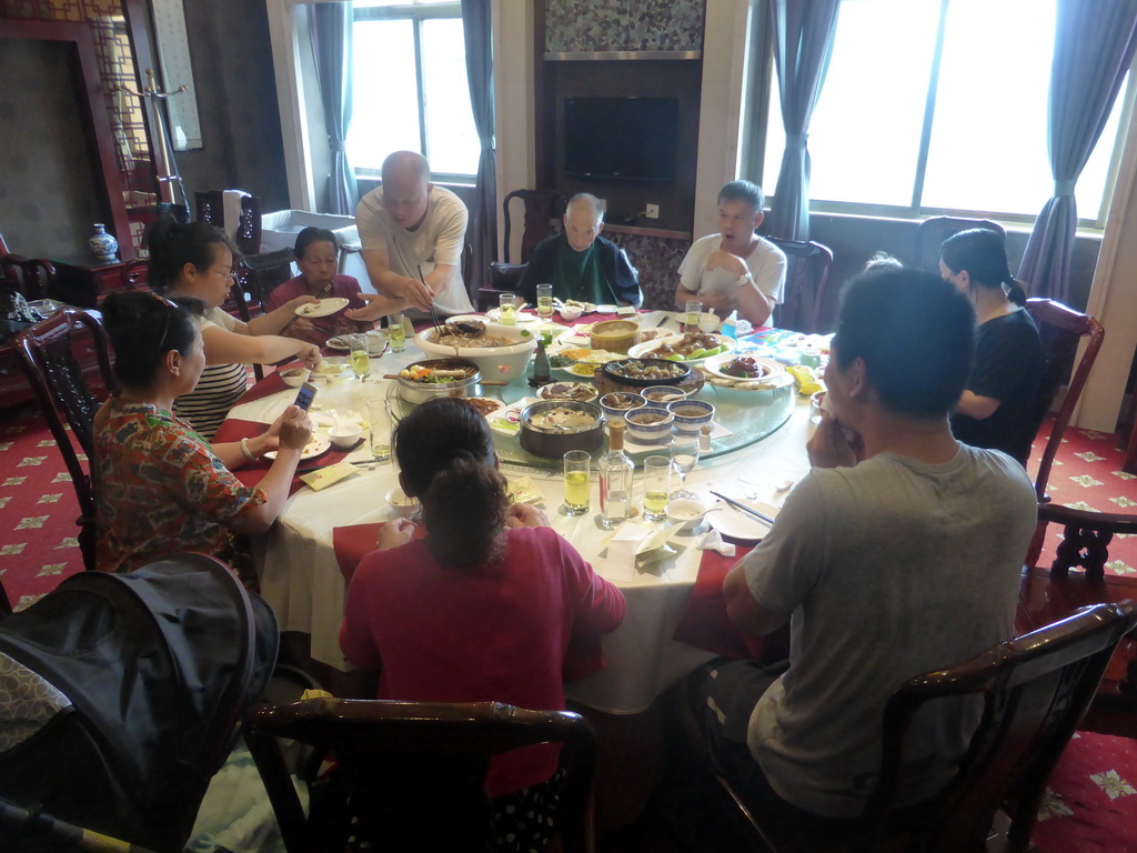 Miaomiao, Max and Miaomiao`s family at the Yufengyuan Jindingdian restaurant