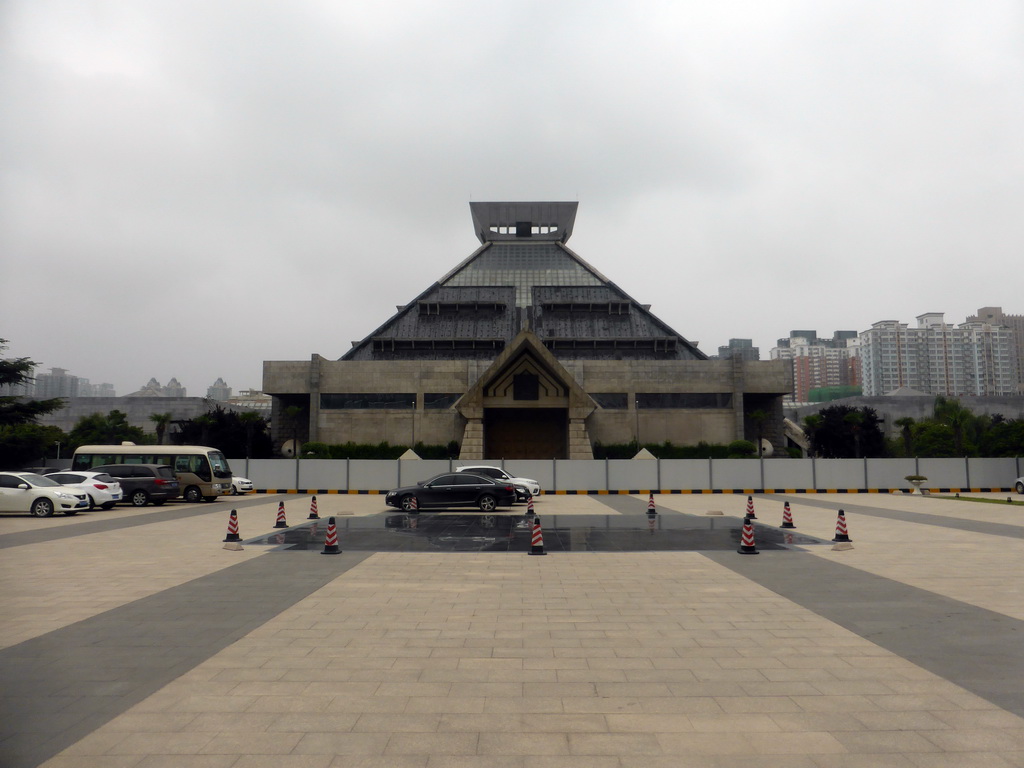 Front and parking lot of the Henan Museum