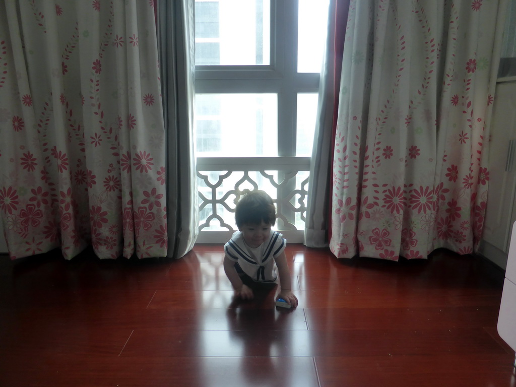 Max at the apartment of Miaomiao`s uncle and aunt