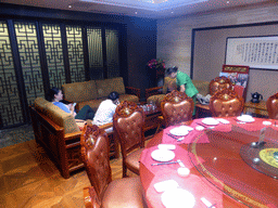 zhengzhou_3_103 - 293 kb - 1024x768 - Miaomiao and Miaomiao`s family at our lunch table at the Henan Huayun Hotel Miaomiao and Miaomiao`s family at our lunch table at the Henan Huayun Hotel
