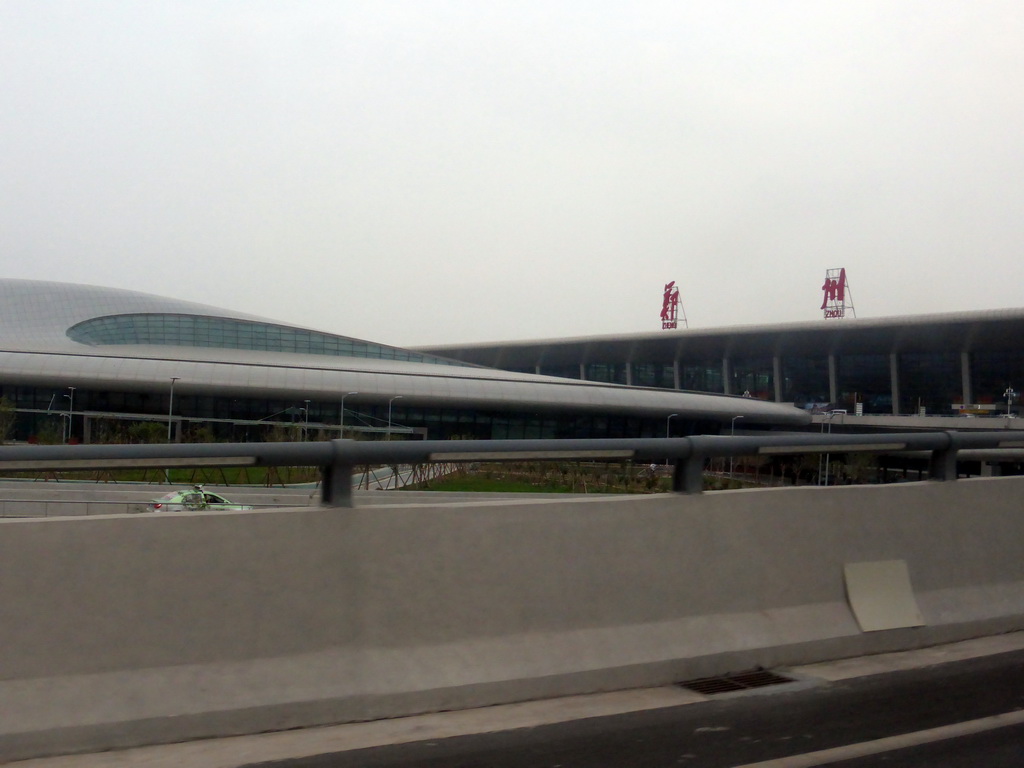 Front of Zhengzhou Xinzheng International Airport, viewed from the car on Yingbin Avenue