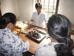People making cakes at the Zhouzhuang Water Town
