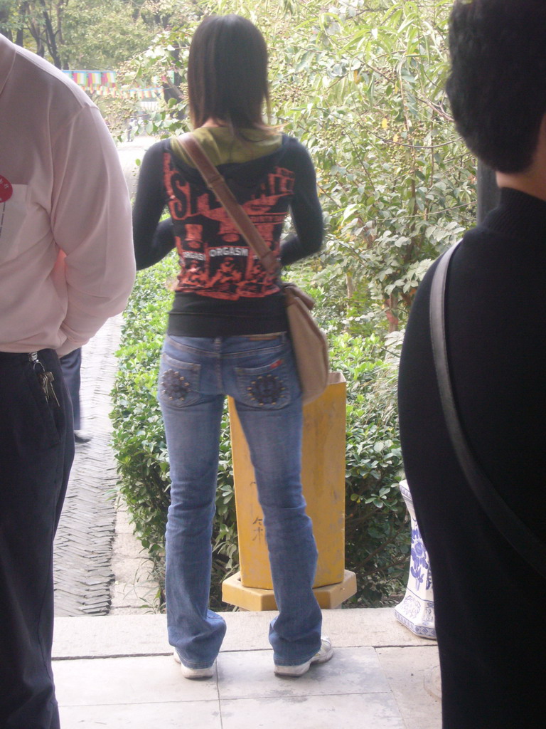 Woman with a funny t-shirt at a temple, on the way back to Shanghai