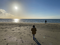 Miaomiao and Max at the beach at the Duikplaats Zuidbout and the Zeelandbrug bridge