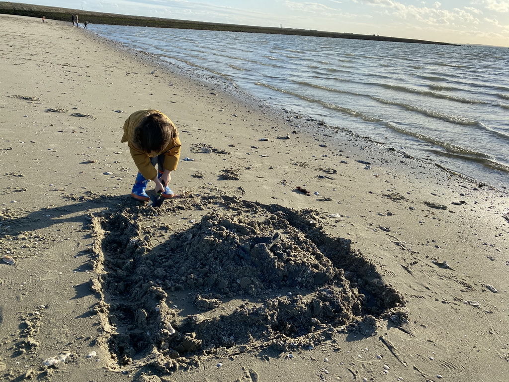 Max making a sandcastle at the beach at the Duikplaats Zuidbout