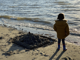 Max making a sandcastle at the beach at the Duikplaats Zuidbout