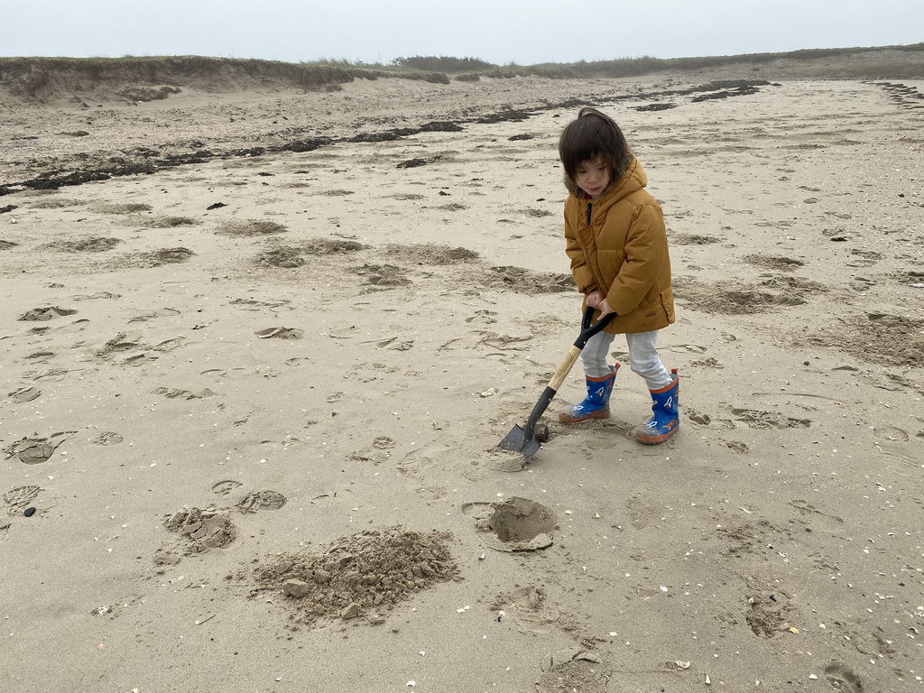 Max making a sandcastle at the beach at the Duikplaats Zuidbout