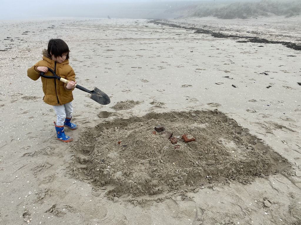 Max making a sandcastle at the beach at the Duikplaats Zuidbout