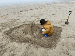 Max making a sandcastle at the beach at the Duikplaats Zuidbout