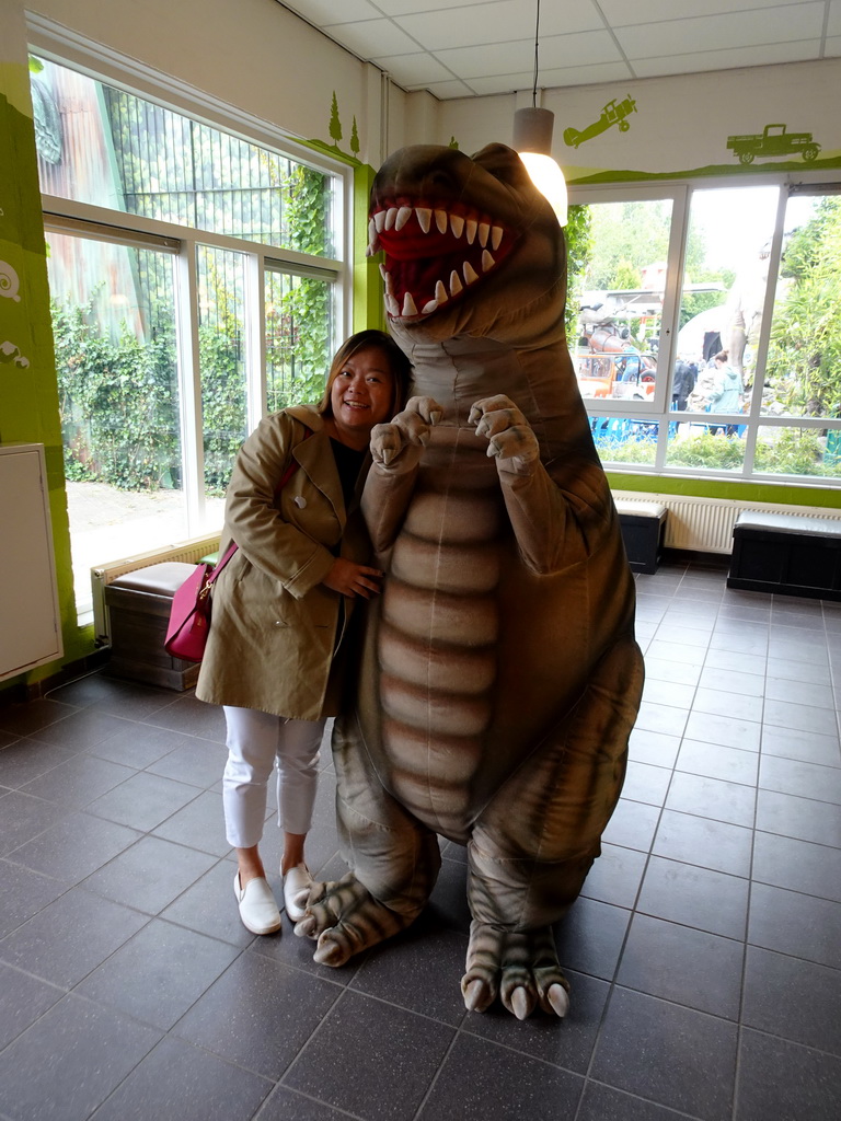 Miaomiao with the dino mascot in the lobby of Dinoland Zwolle