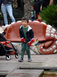 Max at the fountain at the main square of Dinoland Zwolle