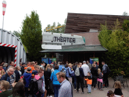 Queue in front of the Theatre at Dinoland Zwolle