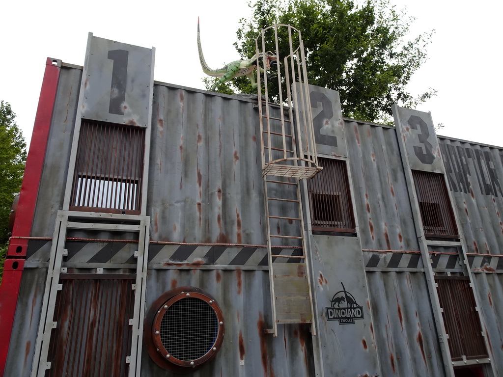 Raptor statue on top of a building at Dinoland Zwolle