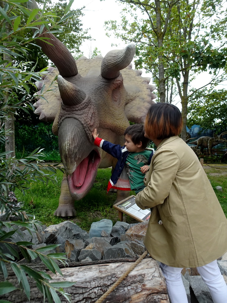 Miaomiao and Max with a Triceratops statue at the Cretaceous area at Dinoland Zwolle, with explanation