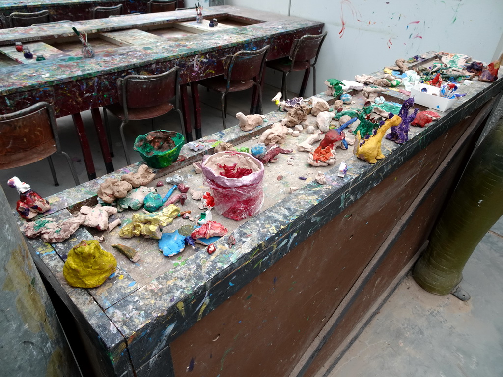 Dinosaur statuettes made from clay at the PaleoLab at Dinoland Zwolle