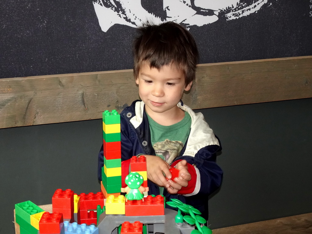 Max playing with duplo at the T-Rextaurant at Dinoland Zwolle