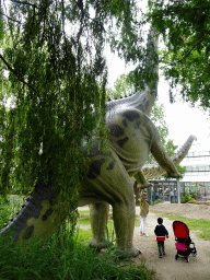 Miaomiao and Max with Diplodocus statues at the Jurassic area at Dinoland Zwolle