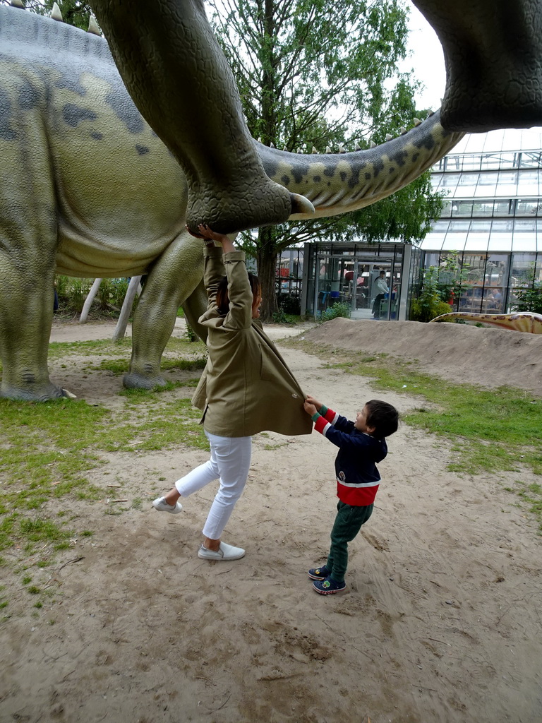 Miaomiao and Max with Diplodocus statues at the Jurassic area at Dinoland Zwolle