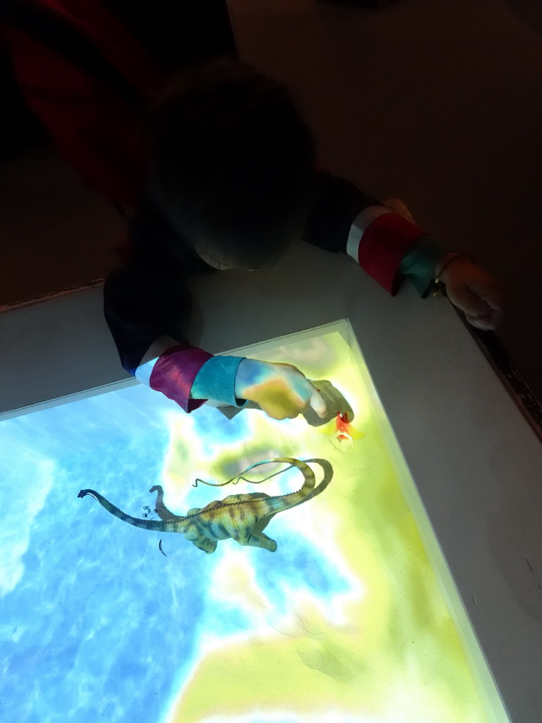 Max playing with the virtual sand table at the T-Rexpedition at Dinoland Zwolle
