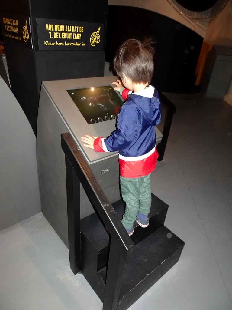 Max playing a colouring game at the T-Rexpedition at Dinoland Zwolle