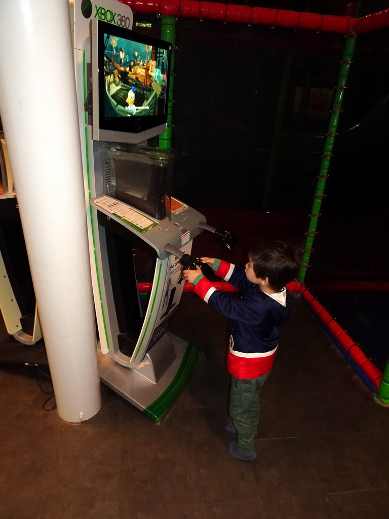 Max playing a computer game at the Playcentre at Dinoland Zwolle